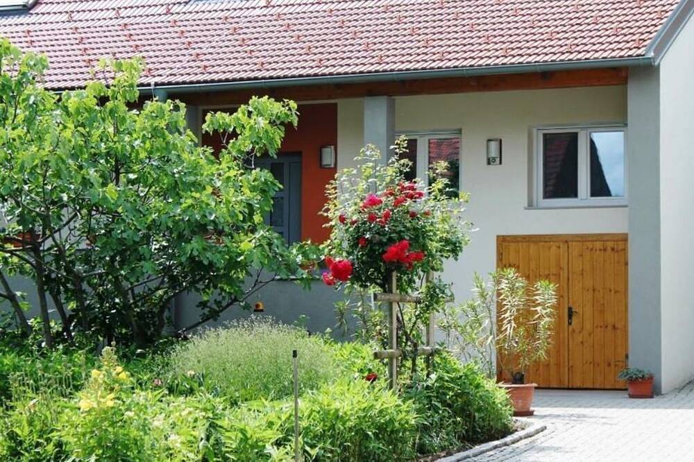 Ganze Wohnung, Fewo 1 Weinknospe - Ferienhof Weingut Lunzer in Gols, Neusiedlersee-Hügelland