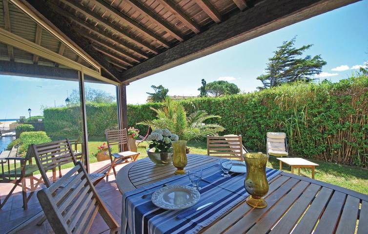 Appartement terrasse avec Wi-Fi au bord de la mer in Port Grimaud, Grimaud