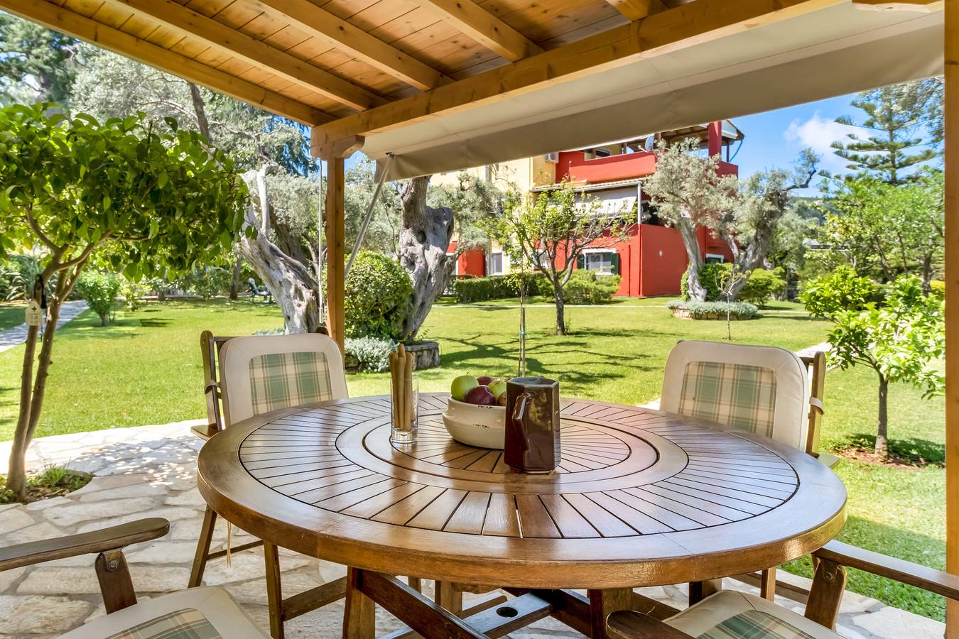 Apartamento inteiro, Apartamento 'Polys Villa Lefkada 2' com Vista de Montanha, Wi-Fi e Ar Condicionado in Apolpena, Lêucade Cidade