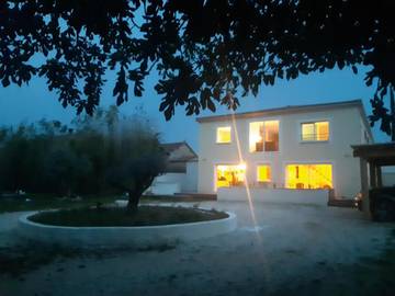 Location de vacances pour 12 personnes, avec jardin et terrasse ainsi que piscine et vue, animaux acceptés à Bagnols-sur-Cèze