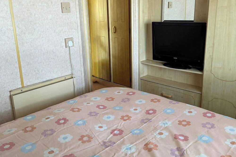 Static Caravan Sleeps 8 with Indoor Pool in Clacton-on-Sea, Essex