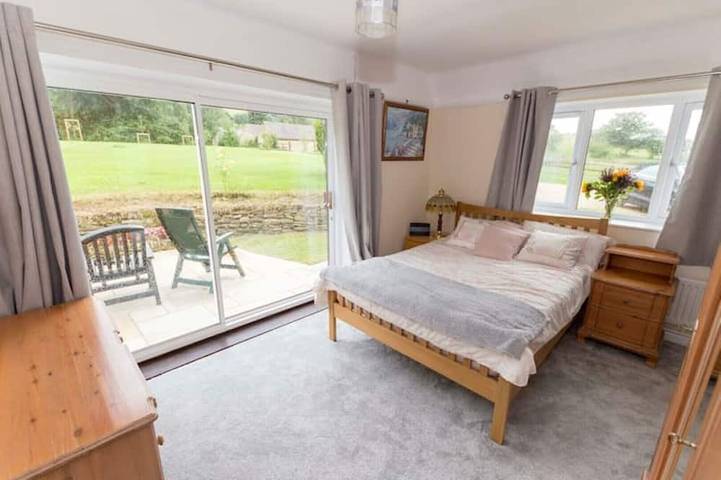 Spacious Family Bungalow with Oak Garden Room in Stroud, Gloucestershire