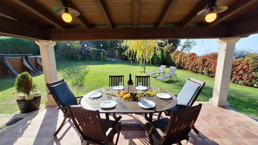 Casa rural para 12 personas, con jardín además de vistas y piscina en Bueu