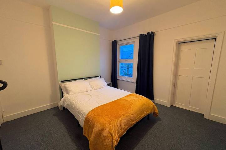 Convenient 3-Bed Home near M4, Reading University, Shops and Takeaways in Reading, Berkshire