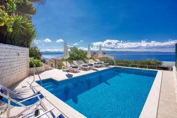 Ferienwohnung für 6 Personen, mit Ausblick und Garten sowie Pool und Terrasse in Omis