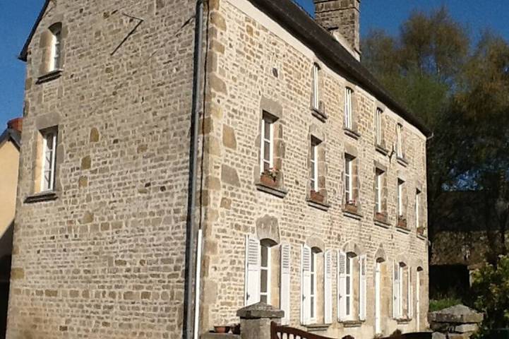 Location de vacances pour 8 personnes, avec jardin et terrasse à Vindefontaine