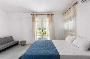 Gîte pour 2 personnes, avec balcon et vue dans Stoupa