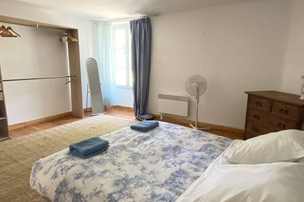 Cosy French cottage with luxury bath in Ruffec, Charente