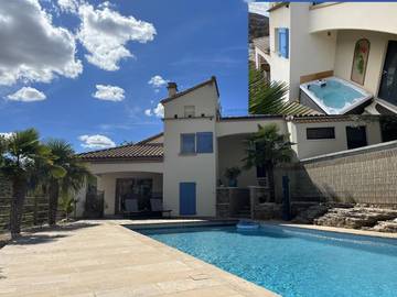Gîte pour 4 personnes, avec piscine ainsi que terrasse et jacuzzi à Saint-Rome-de-Tarn