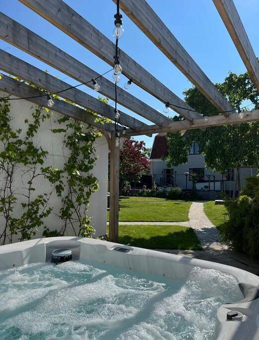 Central sommardröm Visby(Ac,Jacuzzi, Bastu,Elbil) in Visby, Gotland