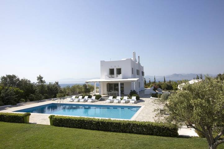 Villa pour 22 personnes, avec Balcon et Jacuzzi ainsi que Jardin et Sauna à Loutráki