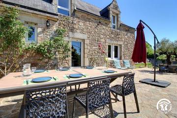 Gîte pour 2 personnes, avec piscine ainsi que jardin et terrasse à Baden (France)