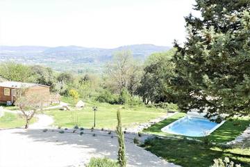 Gîte pour 5 personnes, avec piscine ainsi que terrasse et jardin à Viviers