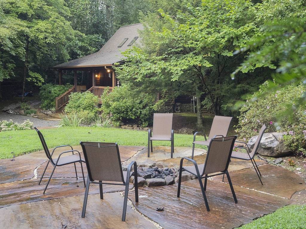 Smokies Hideaway - 2 bdrms/2 bath, private, Secluded, Bonfire pit, Large driveway in Tuckaleechee, Blount County