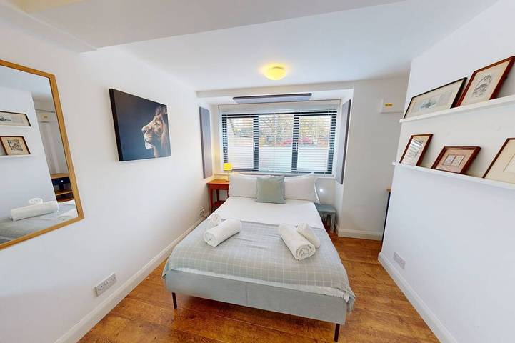 Bannister House | Oxford Holiday Let | 5 Beds & Sleeps 9 in Oxford, Oxfordshire