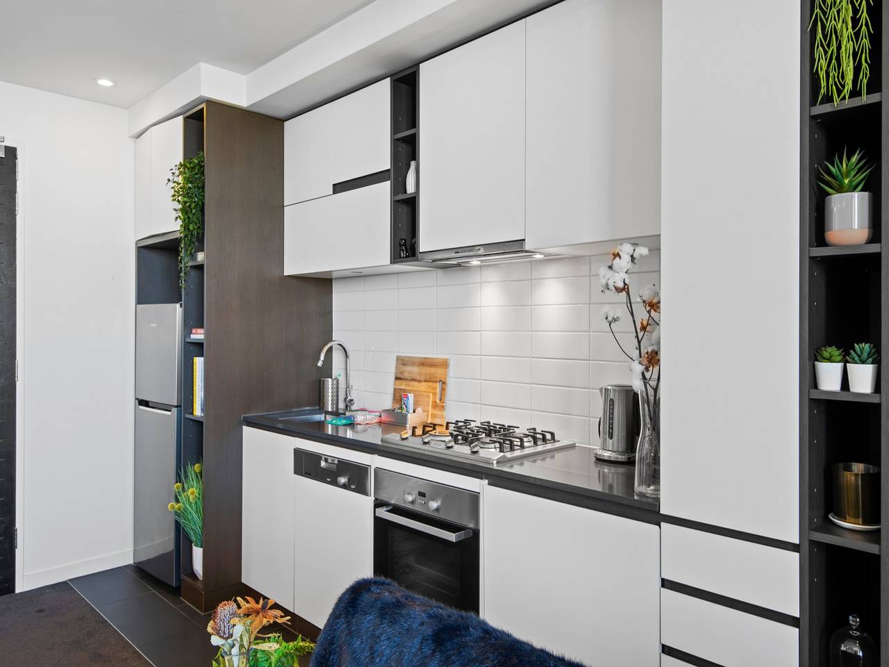 Entire apartment, Chic 1-Bed with Balcony Views and Amenities in South Yarra, Melbourne