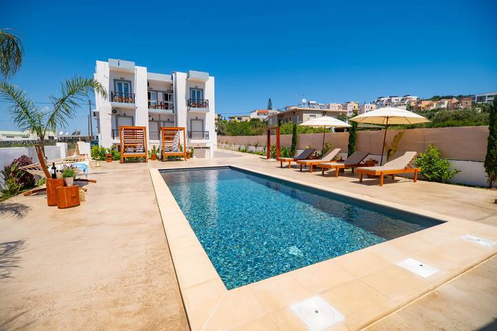 Gîte pour 4 personnes, avec jardin et piscine dans Almirida