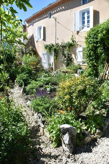 Cottage pour 2 personnes, avec terrasse ainsi que vue et jardin, adapté aux familles à Puivert