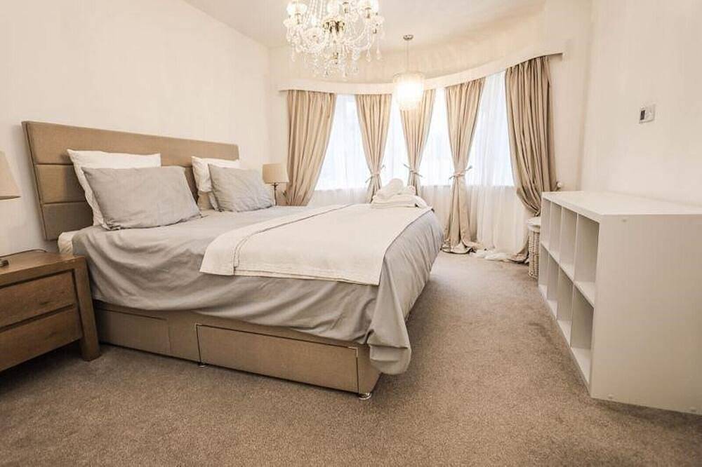 Bournecoast: Spacious Chalet Bungalow With Garden -Patio -Parking -Wifi in Bournemouth, South West England