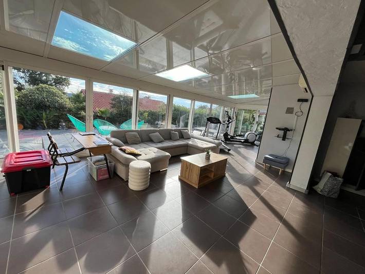 Location de vacances pour 11 personnes, avec Terrasse ainsi que Jardin et Piscine à Saint-Laurent-de-Mure