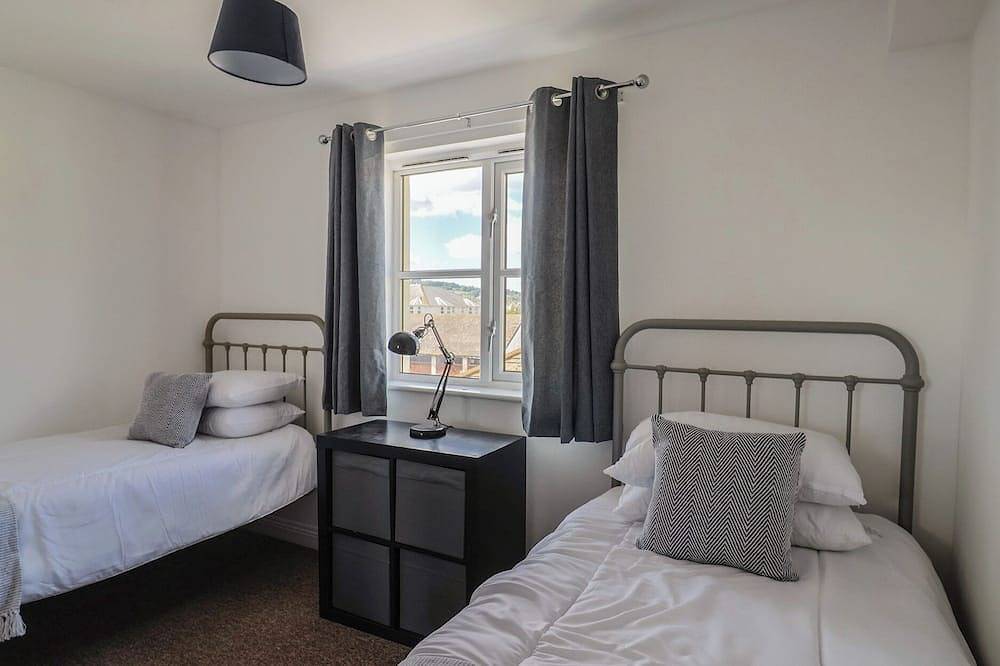 2 Lyme Mews, pet friendly, country holiday cottage in Seaton, Devon in Seaton, Devon