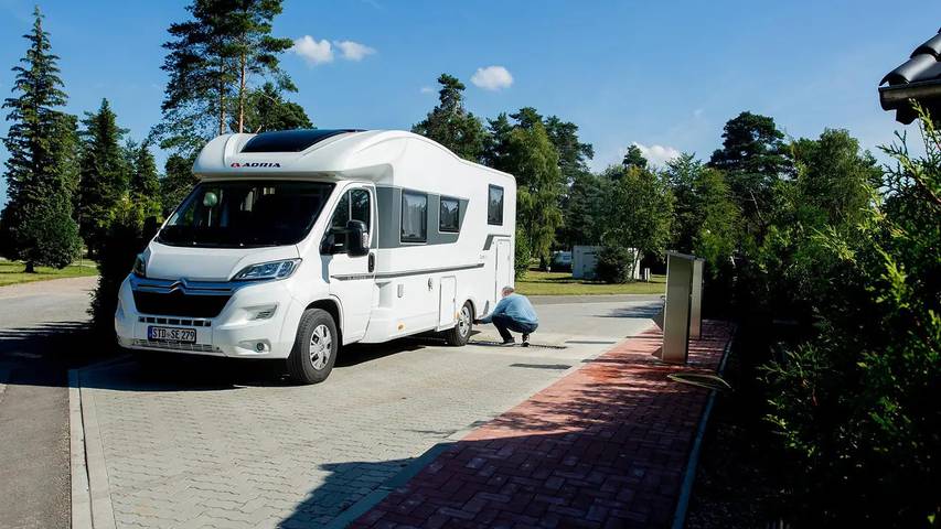 Wohnmobil für 2 Personen, mit Terrasse in Soltau - 4