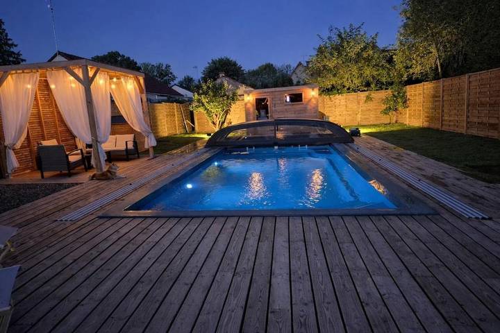 Gîte pour 2 personnes, avec Terrasse et Jacuzzi ainsi que Jardin et Piscine