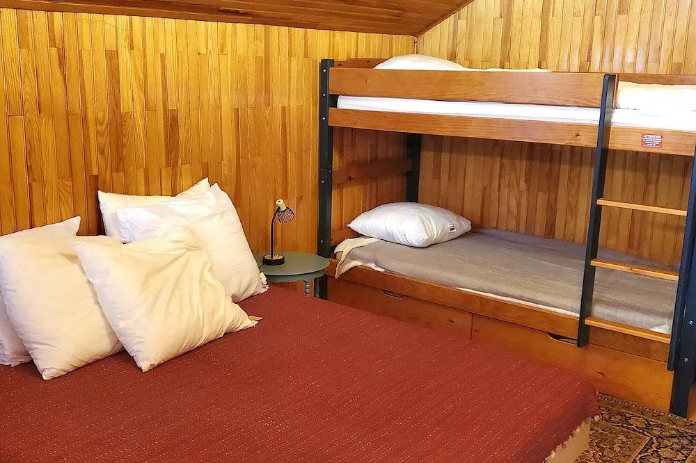Entire apartment, Les Serintes - 3-room apartment - 5-minute walk to the slopes! in Saint-Léger-les-Mélèzes, Écrins National Park