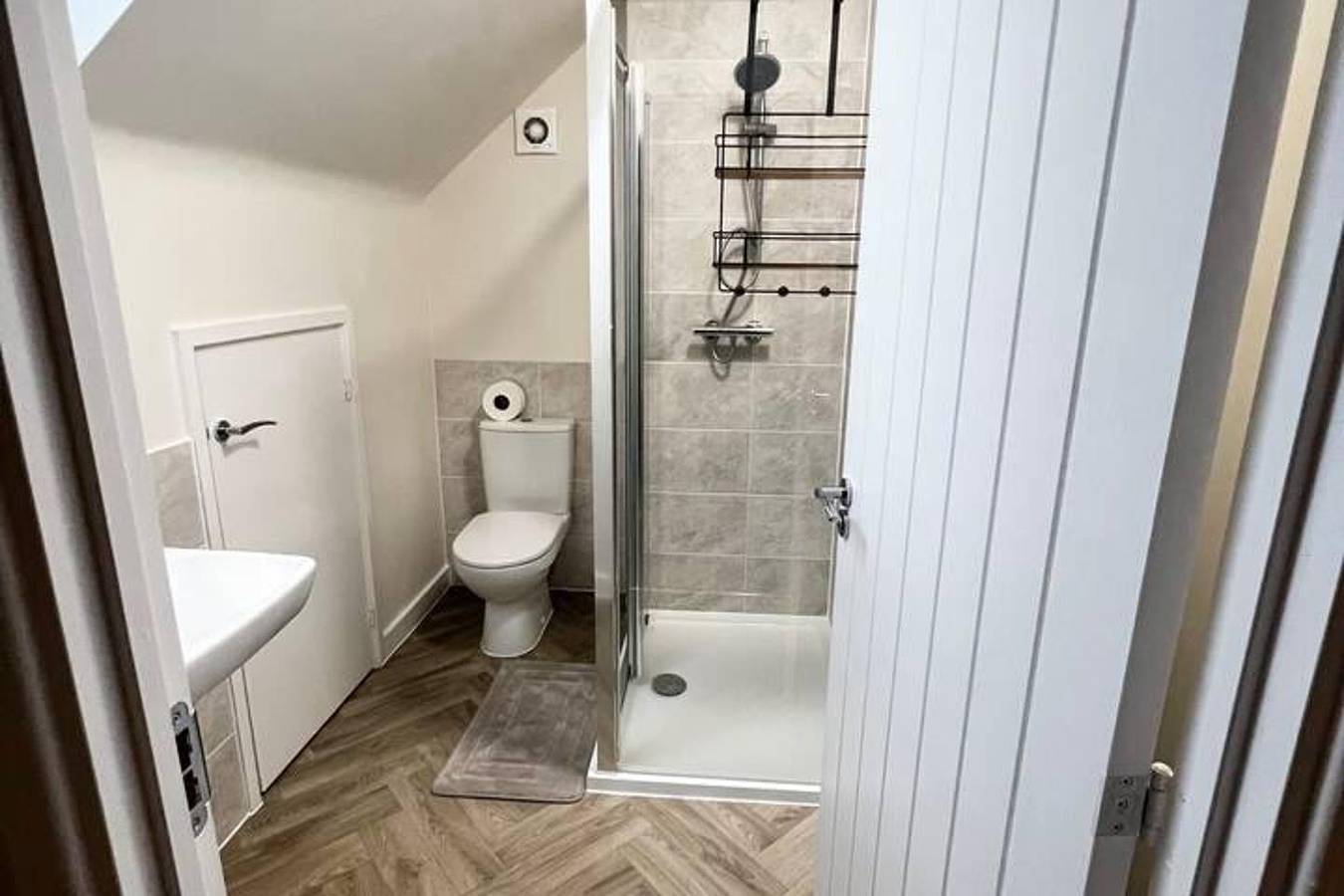 3-Bed House, Sleeps 5, Free Parking in Bradford, Westliches Yorkshire