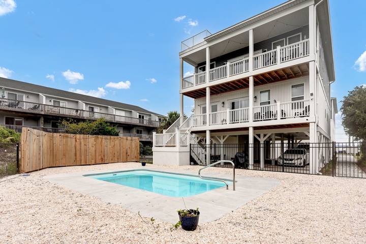 Vacation home for 16 people, with pool and yard in North Carolina