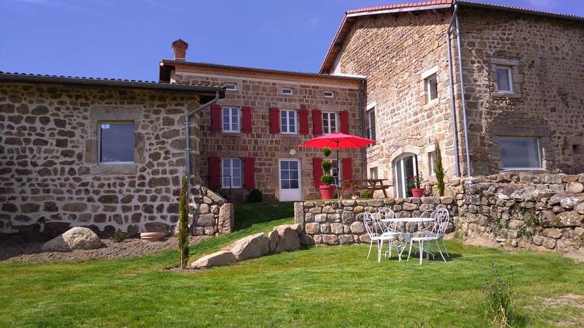 Gîte pour 15 personnes, avec terrasse et jacuzzi à Estivareilles