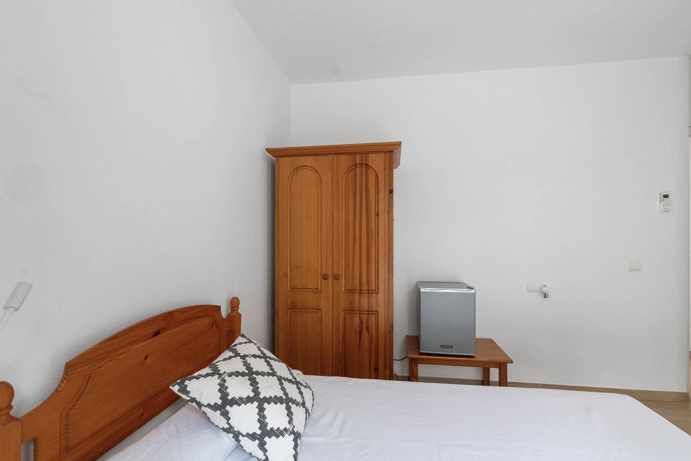Chambre sur les montagnes avec vue sur la montagne, Wi-Fi et climatisation in Platja es Figueral, Santa Eulària des Riu