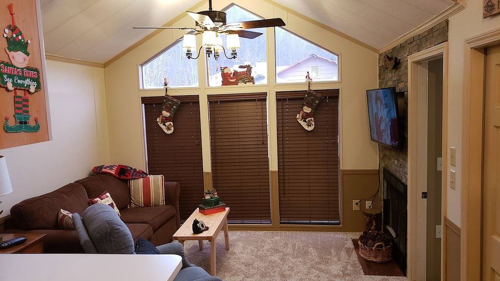 Year Round Access in town Bungalow, Hot Tub, Fire Pit and Extra Parking in Blue Ridge Parkway, Maggie Valley