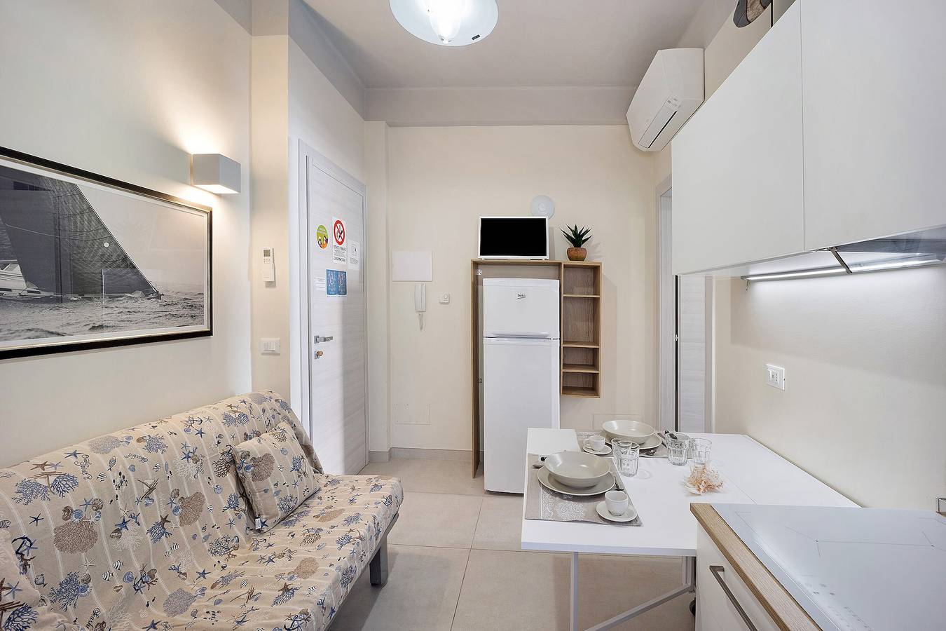 Appartamento intero, 'Victoria Apartments Bleu' con balcone, A/C & Wi-Fi in Diano Marina, Comune di Diano Marina