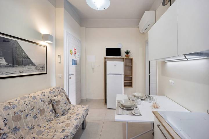 Appartamento intero, 'Victoria Apartments Bleu' con balcone, A/C & Wi-Fi in Diano Marina, Comune di Diano Marina