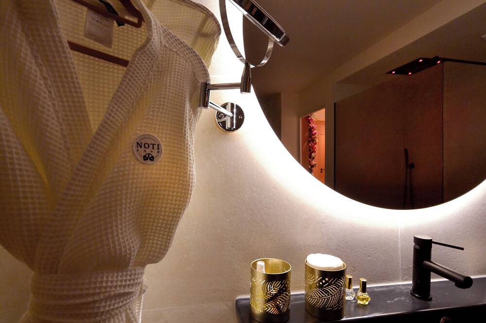 Apartamento entero, Elegant Romantic Suite with Private Jacuzzi in charming Romans-sur-Isère with Ac in Romans-sur-Isère, Región de Valence
