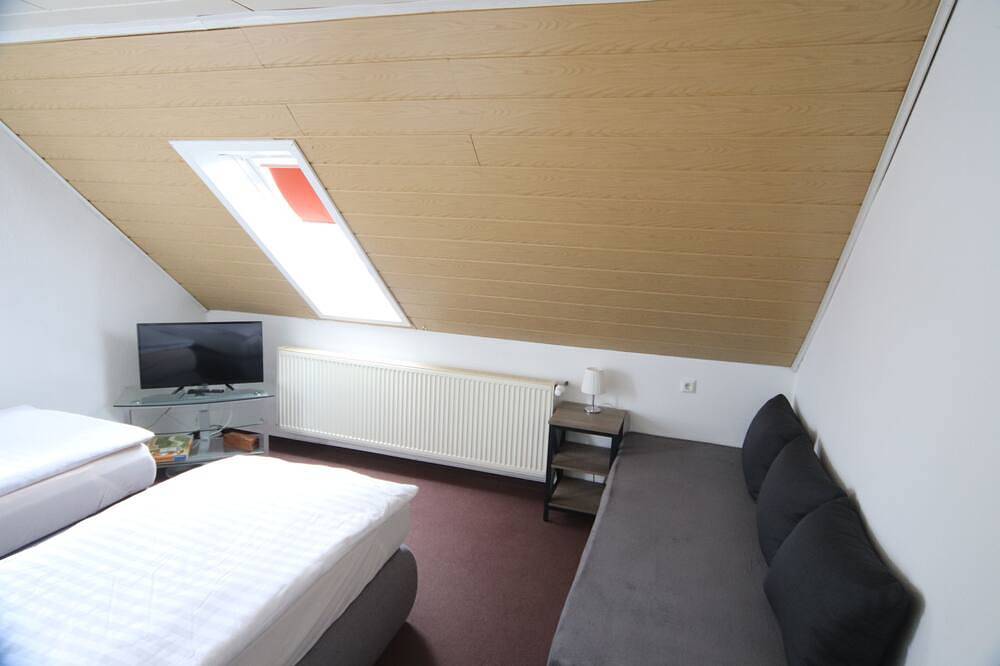 Ganze Wohnung, Ruhige Wohnung mit Terrasse nur 5 Minuten zur Müritz in Röbel, Müritz