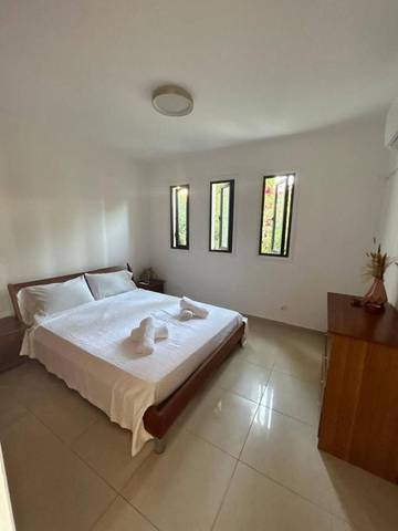 Gîte pour 3 personnes, avec jardin ainsi que vue et piscine dans Oróklini