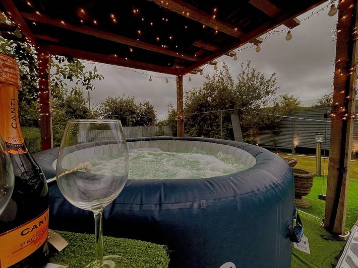 Holiday home for 8 people, with hot tub and garden, with pets in Wales