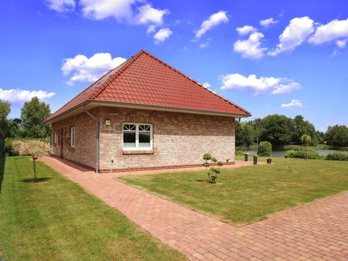 Ferienwohnung für 10 Personen, mit Terrasse und Seeblick in Hage - 2