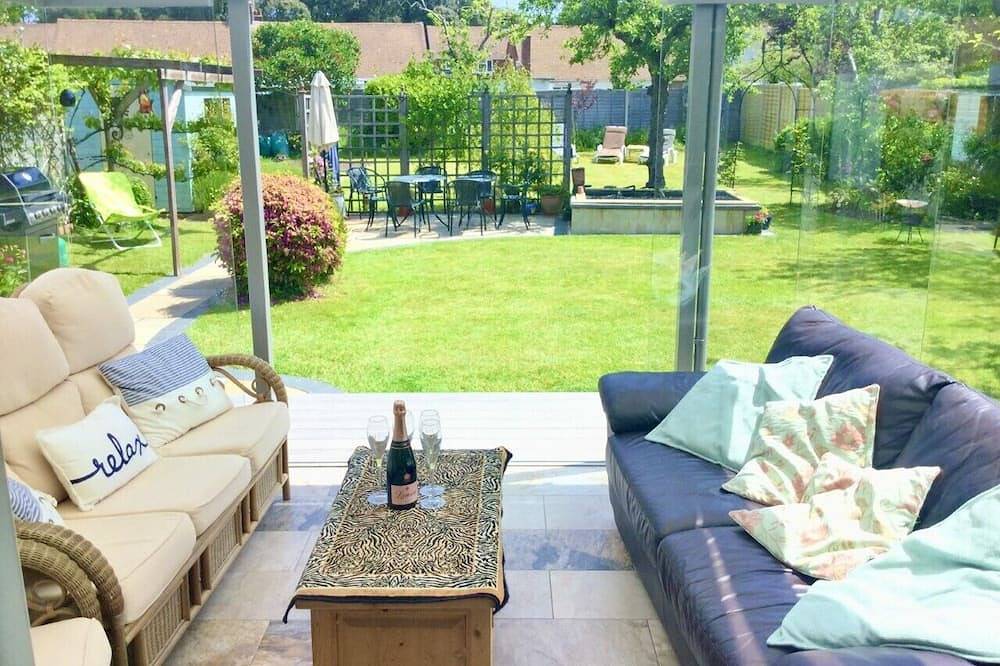 4 bedroom, 3 bath, walk to the beach, golf, shops, pubs. New Forest 3 miles. in Dorset