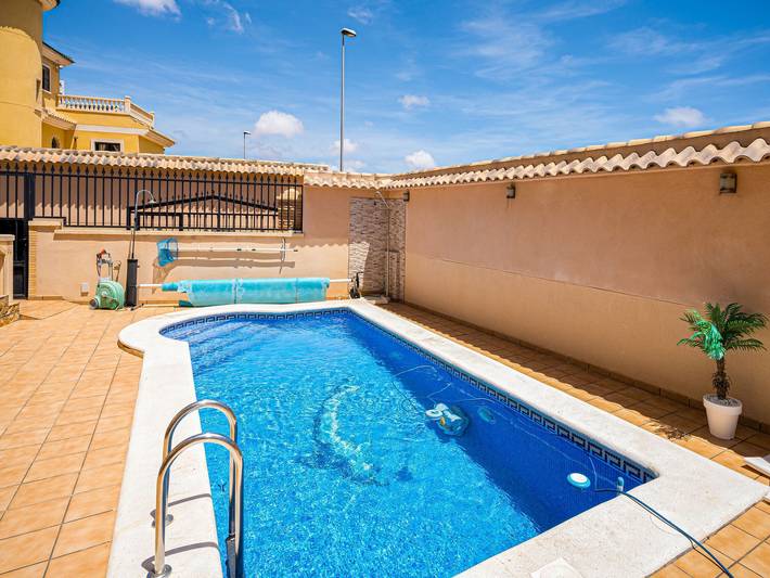 Maison de vacances pour 6 personnes, avec Balcon/Terrasse et Terrasse ainsi que Jardin et Piscine dans Costa Orihuela