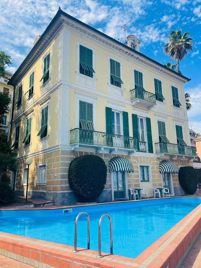 Hôtel pour 3 personnes, avec Terrasse ainsi que Jardin et Piscine