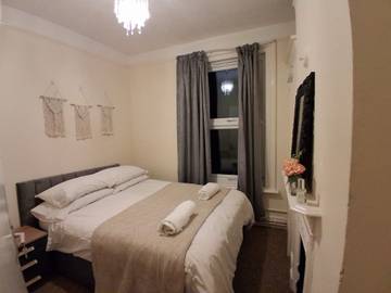 Holiday Letting for 9 People in Southampton, South East England, Photo 2