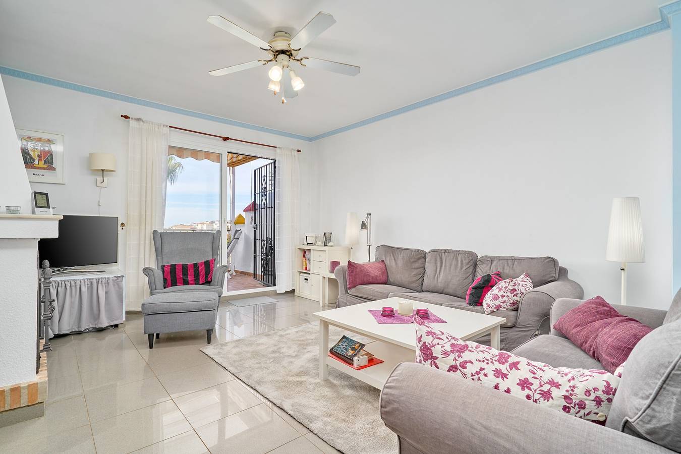 Villa 'Casa Rosa Burriana Beach Nerja' with Sea View, Wi-Fi and Air Conditioning in Playa de Burriana, Nerja