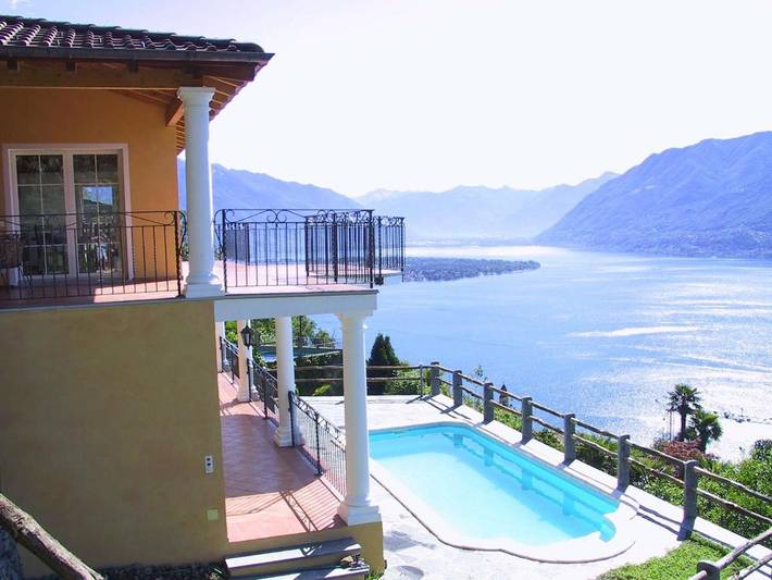 Ferienhaus für 6 Personen, mit Terrasse und Garten sowie Pool und Seeblick