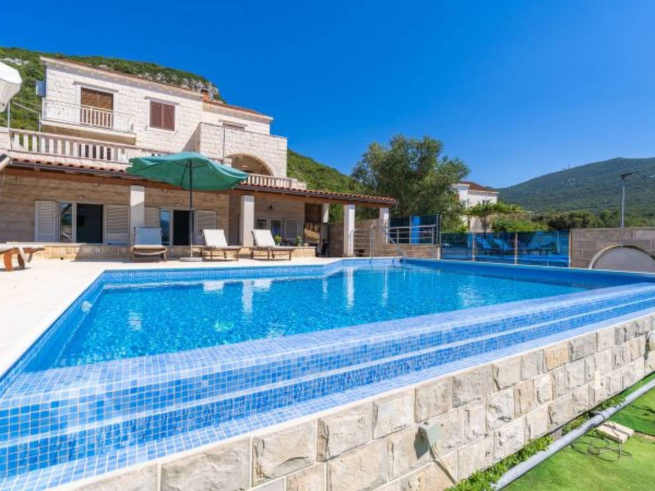 Ganze Wohnung, Beachfront Apartment house Hon with pool in Dubrovnik-Neretva