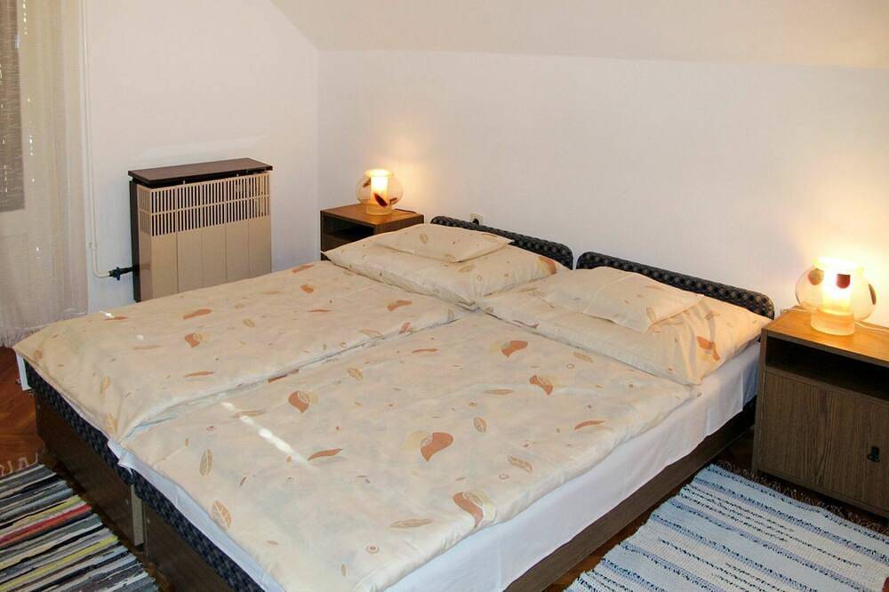 Bellissima villa indipendente per 8 ospiti con piscina privata, Tv, terrazza e animali ammessi in Balatonkeresztur, Riva Meridionale del Lago Balaton