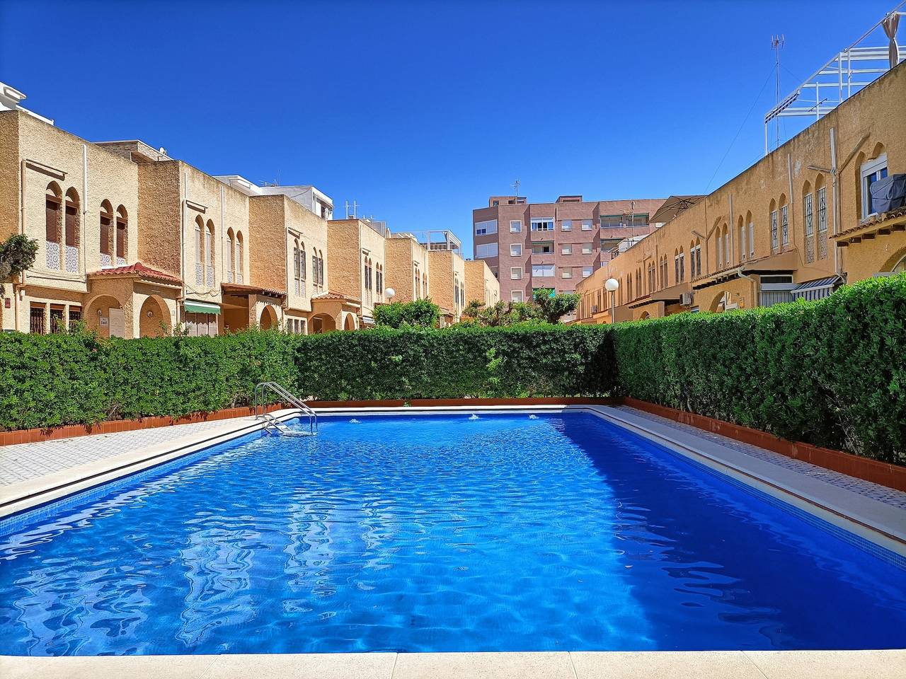 Entire apartment, Modern Apartment 450m from the Beach with Shared Pool, Wi-Fi & Air Conditioning in Torrevieja, Costa Blanca
