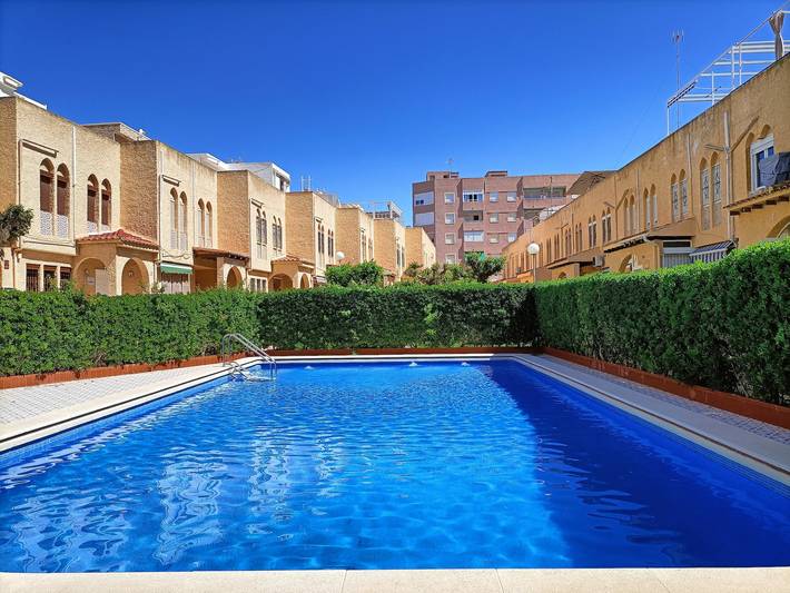 Appartement entier, Appartement moderne à 450 m de la plage avec piscine partagée, Wi-Fi et climatisation in Torrevieja, Costa Blanca